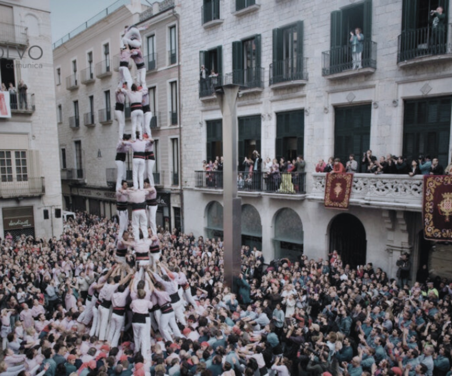 Castellers actuant durant les Fires de Sant Narcís a Girona, amb el logo d'Esolvo Comunica